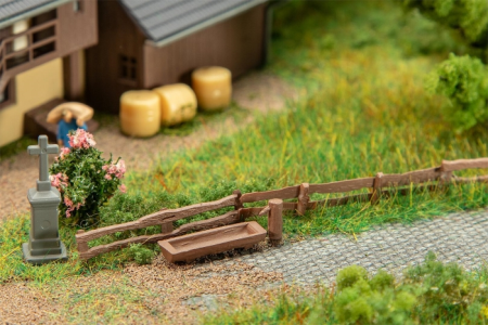 N Brunnen mit Weidezaun (2 Stück)