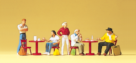 1:87  Studenten mit Künstler im Strassencafe