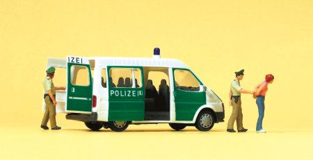 1:87  Polizeifahrzeug mit geöffn. Türen, Ford Transit, 2 Polizeibeamte, verhaftete Frau