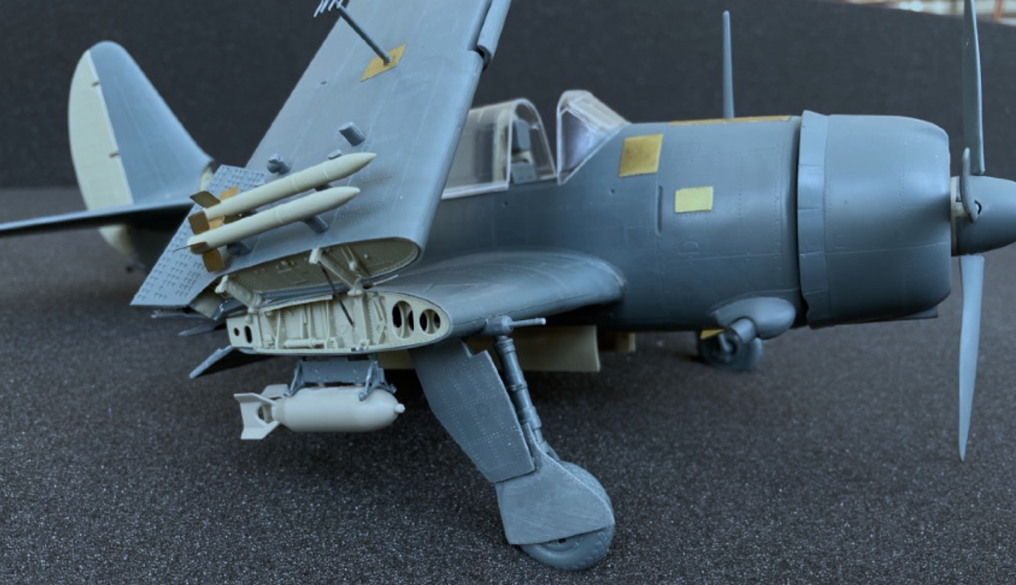 1/32  SB2C-4 Helldiver foldes Wing Conversion