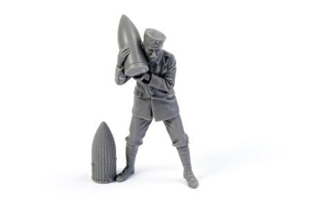 1/35German WWI Minenwerfer Crewmember Loading Shell