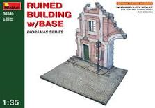 1/35 Ruined Building w Base
