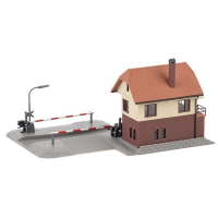 N Bahn&amp;#252;bergang mit Stellwerk