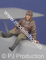 1/48 WW I pilot (seated outside a/c)