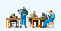 1:43 US-Bahnpersonal in der Pause (m. losen Tischen u. St&#252;hlen)