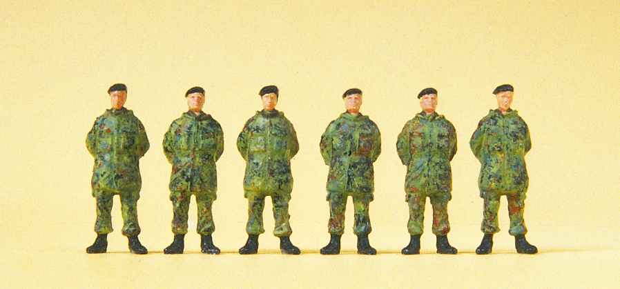 1:87  Soldaten stehend, Parka, Barett Bundeswehr