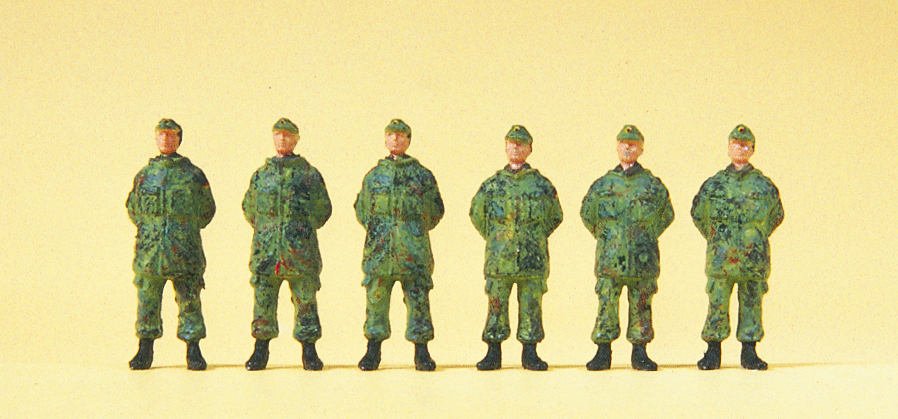 1:87  Soldaten stehend, Feldmütze, Parka, Flecktarn Bundeswehr